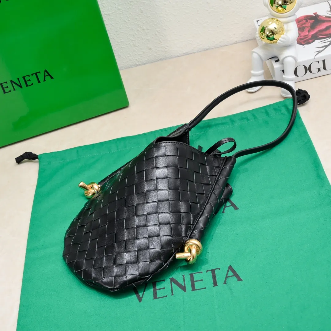 Batch 1700 #BottegaVeneta Bottega The same style as Yang Mi Solstice Shoulder Ba's latest bag type. It also comes with a small bag inside. Very casual style 🔥 High-end, quiet and simple bag from BV show, "Solstice" dark green, black, ice cream color, various colors present different aesthetics The knots made with jewelry-grade craftsmanship, under the collision of soft leather and metal, present a unique sense of high-end. Elegant, casual, and unique. Style number: 0898 Size: 26*3*30cm